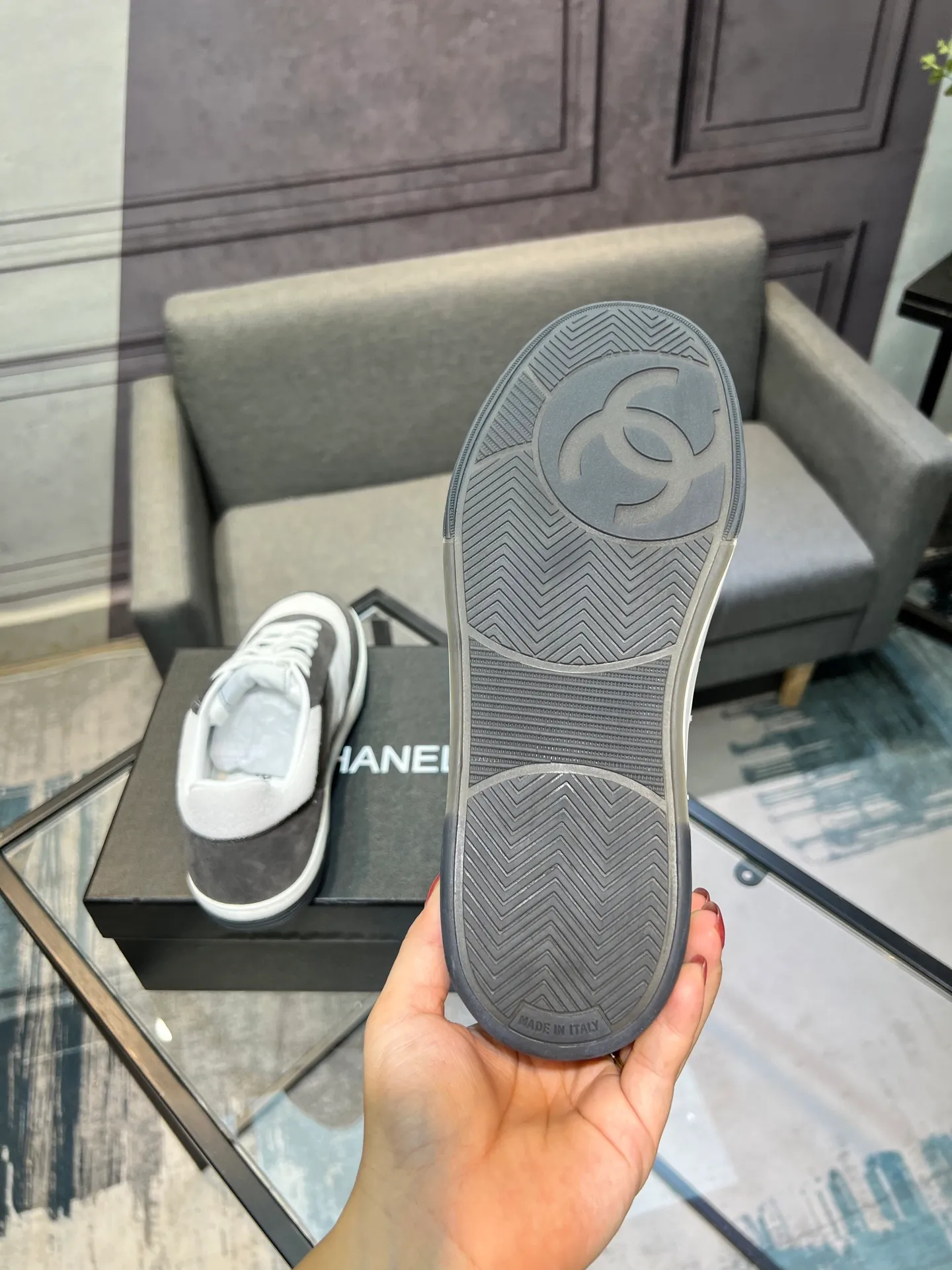 Men's men's shoes 💰620 Exclusive real shot (top version) CHANEL Chanel's new panda sneakers Panda shoes Chanel 2025ss color matching thick-soled casual sports shoes sneakers Counter synchronization The counter is very popular Very difficult to buy a shoe The most popular thick-soled panda shoes on the Internet It is obvious that Xiaoxiang control cannot miss it Simple and versatile white shoes that have both good looks and comfort Thick sole increases height, is super versatile and can be worn with eyes closed😍 Whoever wears it will look better. Upper: calfskin. Lining: imported sheepskin lining. Outsole: TPU original outsole. Size: 35-44 (41 for women, 40 for men, custom made).